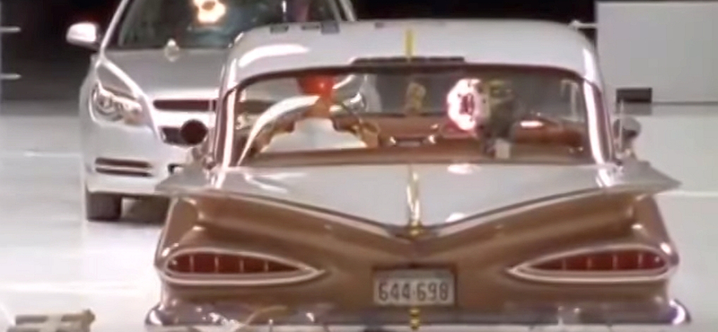 Ez történik, ha egy 1959-es és egy 2009-es Chevrolet frontálisan ütközik – videó