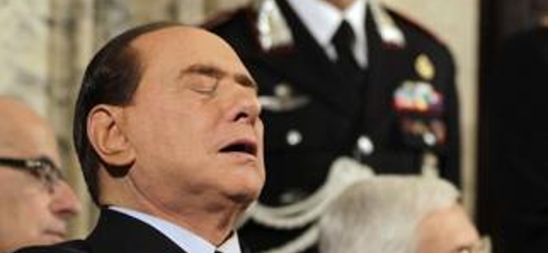 Fotósorozat az elnöki beszéd alatt szunyókáló Berlusconiról