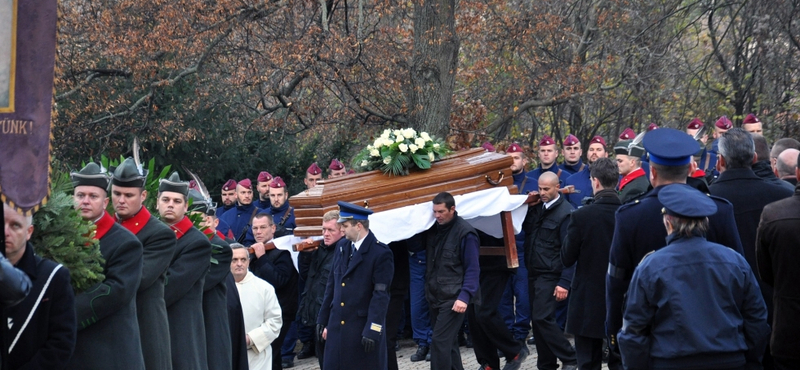 Csak most rendeltek ki fegyverszakértőt a bőnyi rendőrgyilkos ügyében