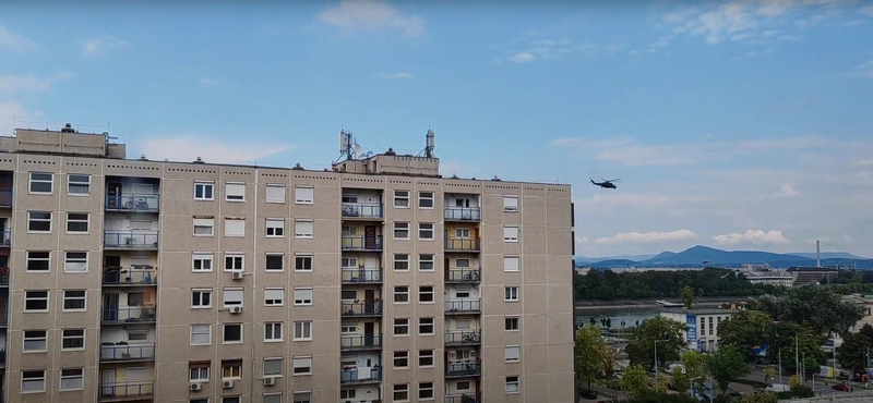 "Nagyobb zaj és hanghatás" – videón ahogy elzúg a Duna fölött a hadsereg helikoptere