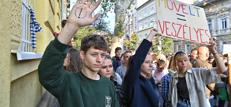 A Belső-Pesti Tankerületnél tüntettek a tanárok megfélemlítése ellen