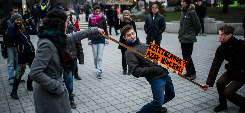 Gyertyás diákmenet temette a közoktatást