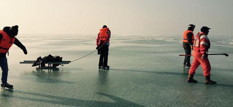 Átcsúszkált egy lány a barátaival a Balatonon - fotók