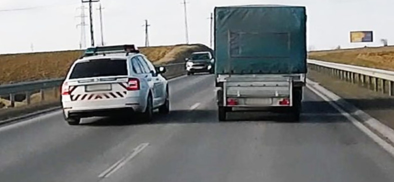 Ismét egy balesetveszélyesen előző rendőrautót vettek videóra