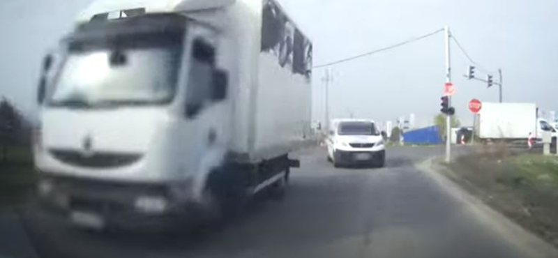 Takarásból előzött balesetveszélyesen egy furgonos – videó