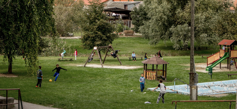 Őcsényen attól félnek, a nyaraló migránsok elrabolnák a magyar gyerekeket