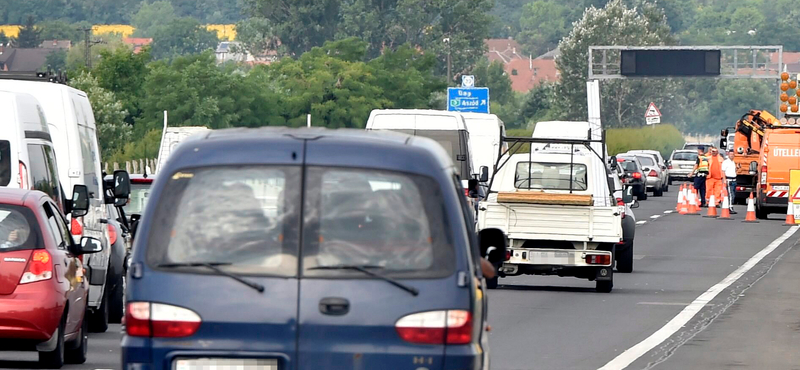 Öt kilométeres a dugó, négy autó ütközött össze az M3-ason