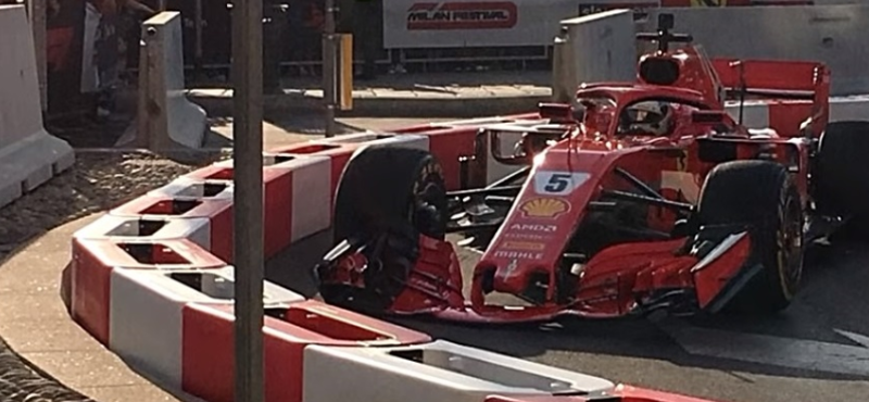 Vettel jól beégett: odacsapta a Ferrariját egy utcai bemutatón – videó