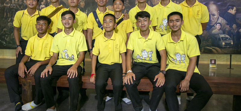 Megmenekülésük évfordulóját ünneplik a barlangból kimentett thaiföldi gyerekek