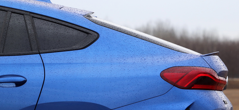 Kémfotókon a picit hibrid és nagyon biturbó V8 új BMW X6 M60i