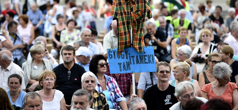 12 órás tüntetés kezdődött a Kossuth téren az egészségügyért és az oktatásért