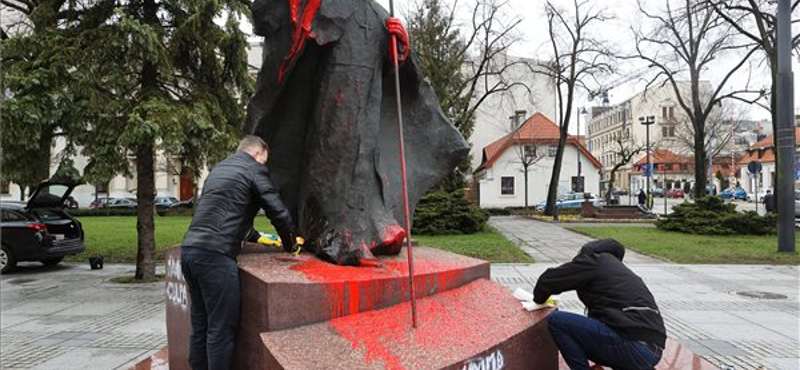 Leöntötték II. János Pál lódzi szobrát