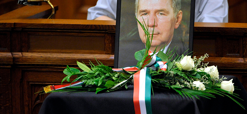 Horn Gyulára emlékezett a teljes parlament