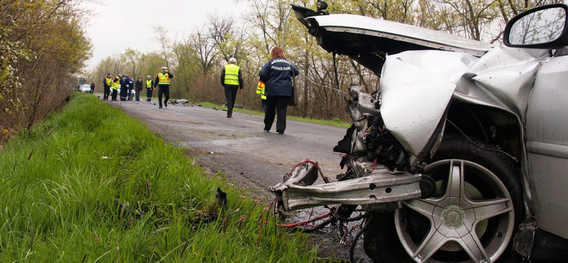 Oszlopnak csapódott egy autó Vecsésen, súlyos sérült