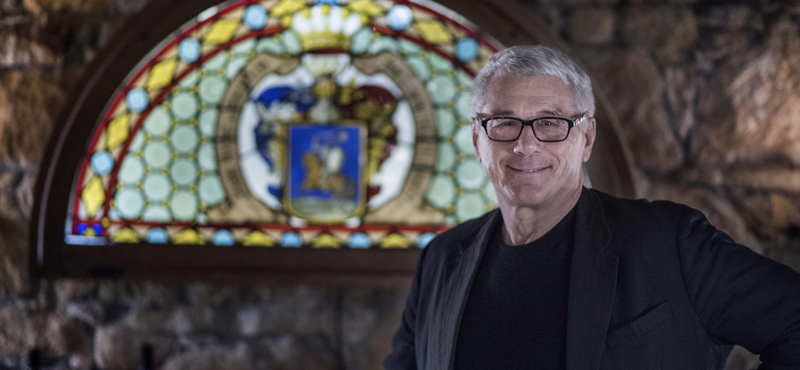 „Magyarországon még mindig a gagyi és a mutyi él” – pesti pincérfiúból lett az HBO vezetője