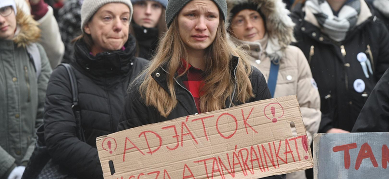 Tüntettek a Karinthy gimnáziumnál, a tankerület elé vonultak a kirúgott tanárok