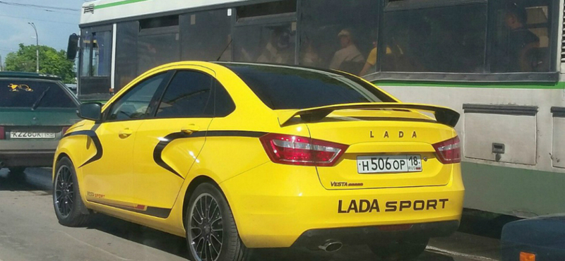 Lebukott a Lada Vesta Sport