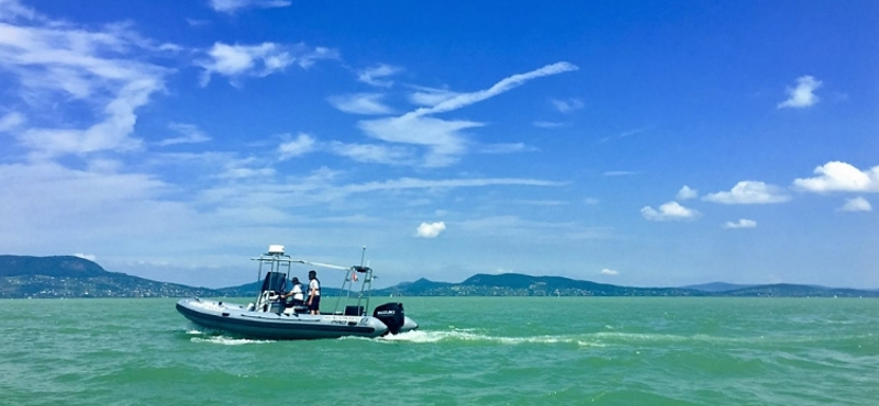 Stégen rekedt horgászt mentettek a Balatonon