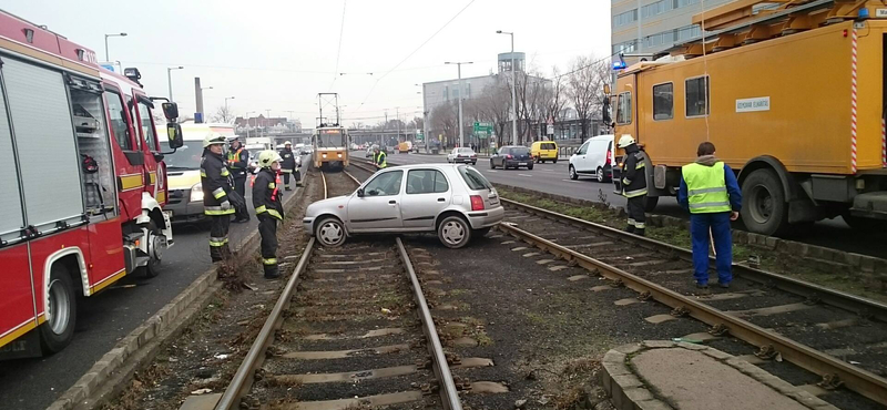 Keresztben állt meg egy autó az 1-es villamos sínein – fotó