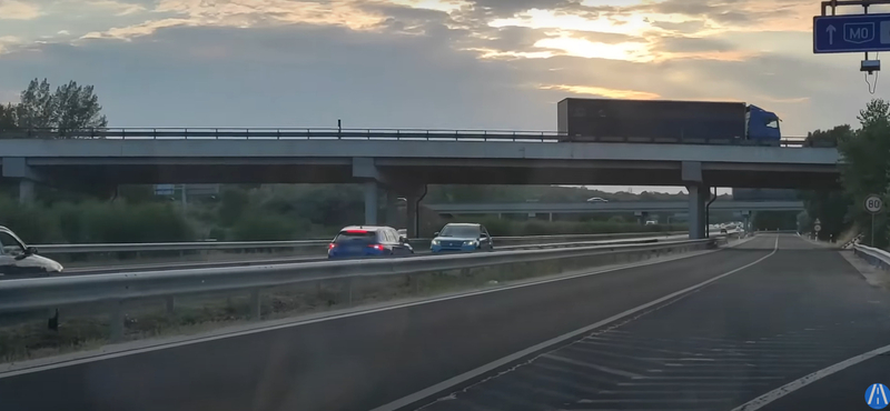 Videó: Hat autó tolatott az M1-es leállósávján egy forgalommal szemben haladó Suzuki miatt