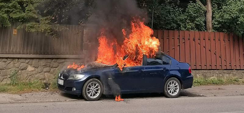 Hatalmas füsttel égett egy autó Leányfalun