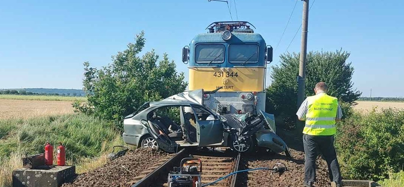 Vonattal ütközött egy autó Méránál, mindhárom utasa meghalt