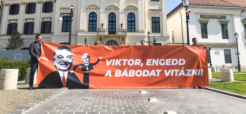 Orbán irodája elé feszített molinót a Párbeszéd, hogy engedje vitázni Tarlóst