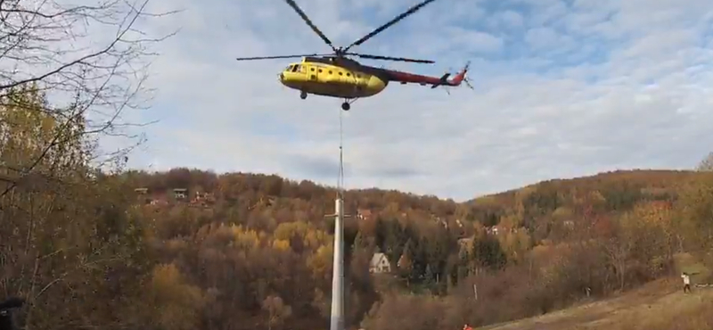 Helikopter is segített a mátraszentistváni felvonóépítésben – videó