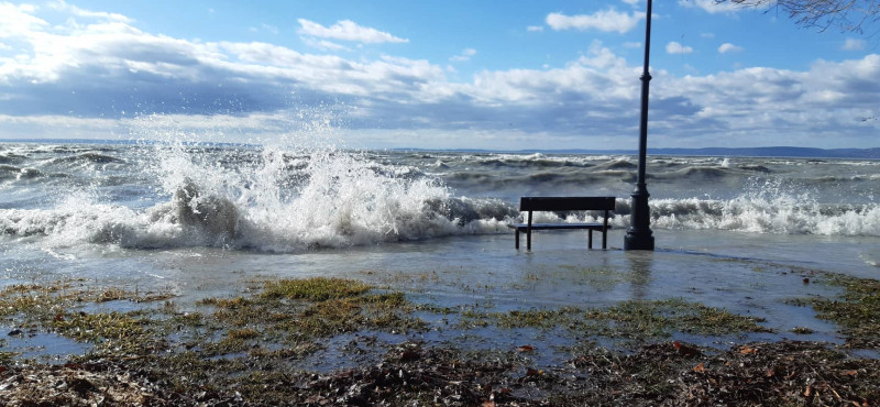 Kibillent a Balaton a medréből a szélvihartól – videó