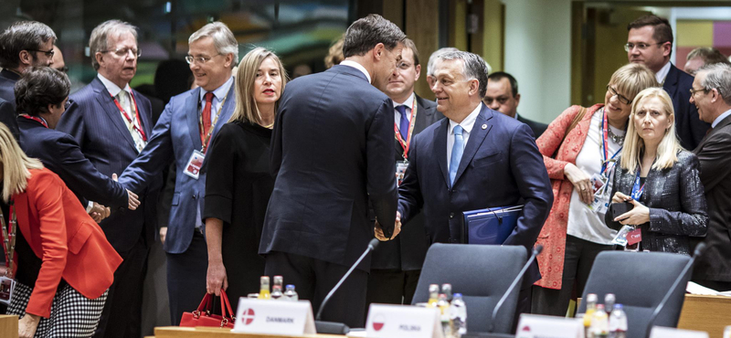 Videó: végül Orbán Viktor is befutott az EU-csúcsra