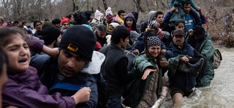 AFP: ötszáz migránst akar visszaküldeni hétfőn Görögország Törökországnak