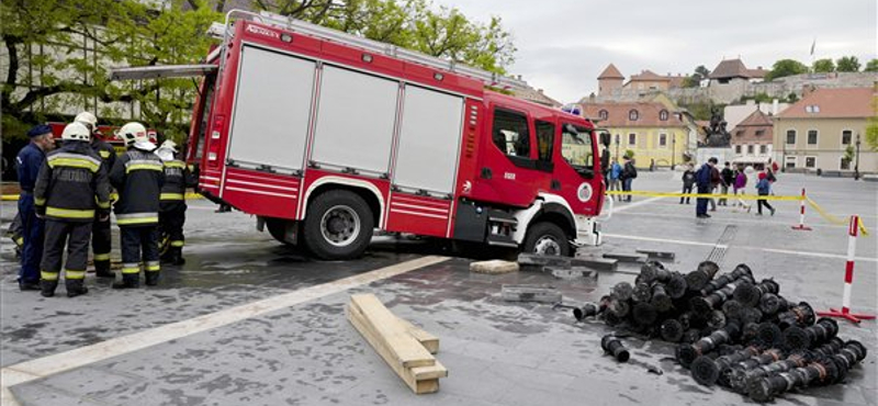 Beszakadt Eger főterének burkolata egy tűzoltóautó alatt – fotók