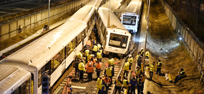 Megkezdték a balesetet szenvedett metrószerelvények kiemelését - képek