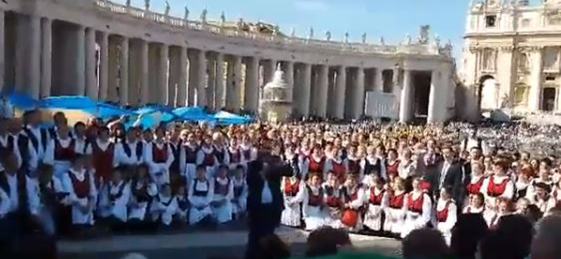 Így hangzik a Székely Himnusz a római Szent Péter téren (videó)