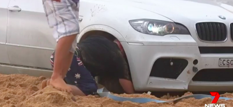 Tengerparon kocsikázott a BMW-s, végül egy traktornak kellett kimentenie – videó