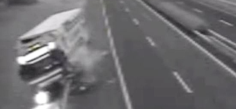 Hatalmas pusztítást végzett egy kamion az M1-esen – videó