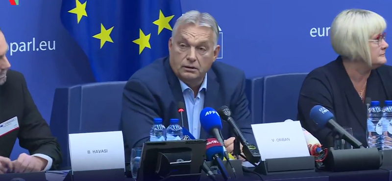 Orbán saját apjáról és Soros Györgyről is beszélt az EP-ben két migránsozás között