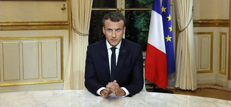 Macron: ki kell toloncolni a bűncselekményt elkövető illegális migránsokat