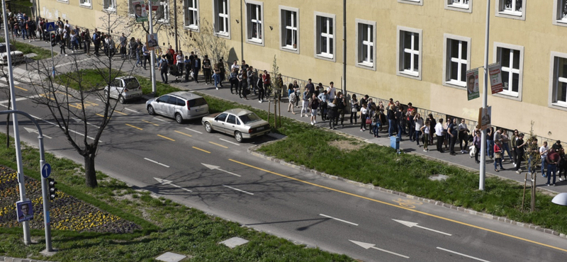 Videó: A Bocskai úton órákat kell várni a szavazásra