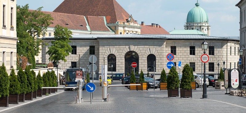 Fotók: eltűntek a tankcsapdák a várbuszok útjából