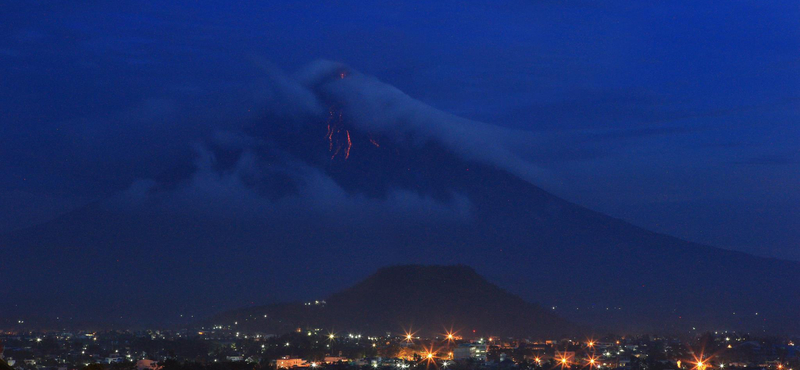 Festői fotót készítettek a Mayon vulkánból ömlő láváról