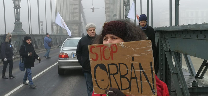 A Lánchidat már lezárták, délután az ellenzék tüntet