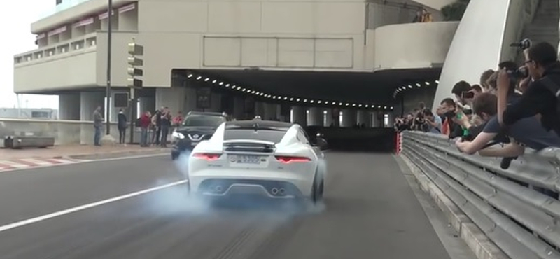 Így verik fel Monte-Carlo csendjét a V8-as Jaguar sportkocsik – videó