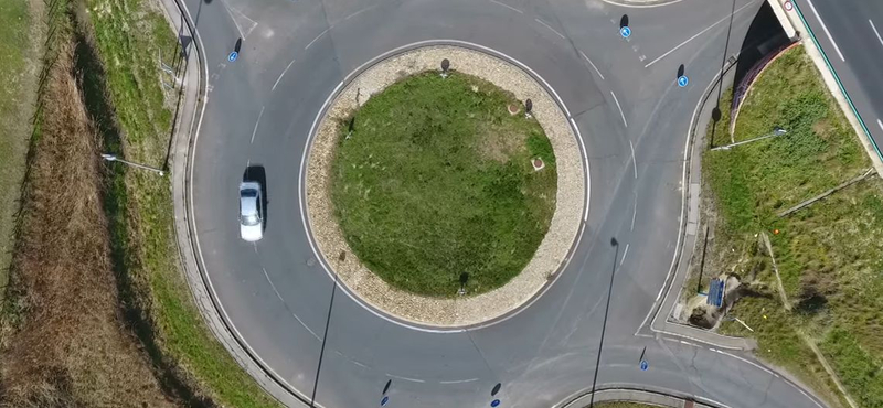 Francia specialitás a körforgalom, amiből nem lehet kihajtani – videó