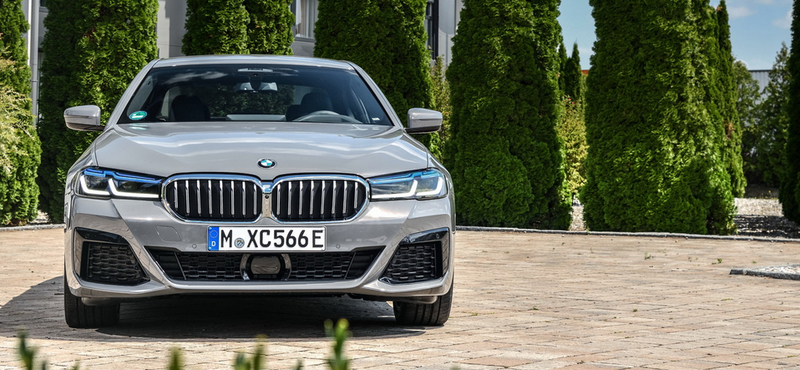 394 lóerő és zöld rendszám: Magyarországon az új hibrid 5-ös BMW