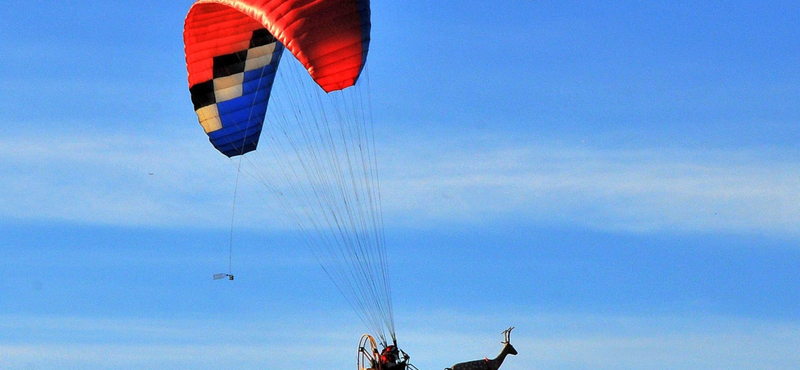 Katonai helikopterrel mentettek ki egy siklóernyőst