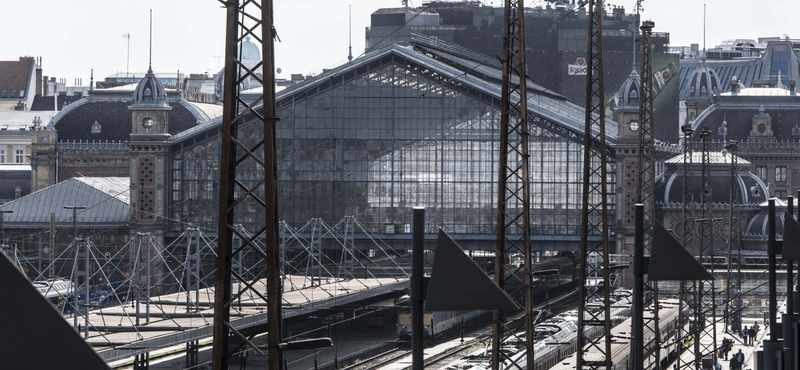 Látássérülttől akartak lopni a Nyugati főbejáratánál