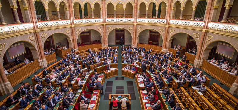 Elájult egy fideszes képviselő a parlamenti ülésen