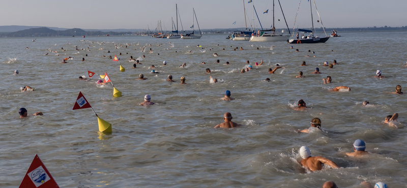 Az időjárás miatt elhalasztották a Balaton-átúszást