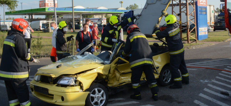 A tűzoltók szabadították ki a beszorult sofőrt a XVIII. kerületben